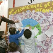 Alumnos de un colegio celebran el Día Internacional de la Infancia