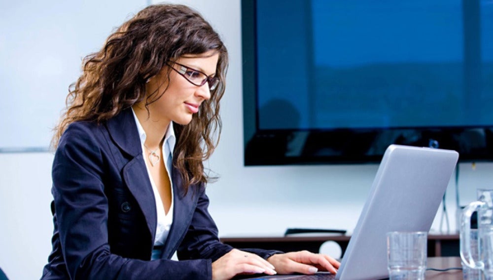 Una mujer trabajando con un ordenador