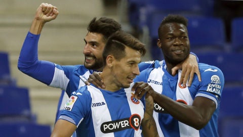 Los jugadores del Espanyol celebran el primer gol de Hern&aacute;n P&eacute;rez