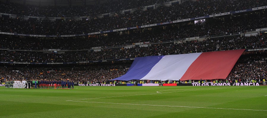 Homenaje a las víctimas de París en el Bernabéu