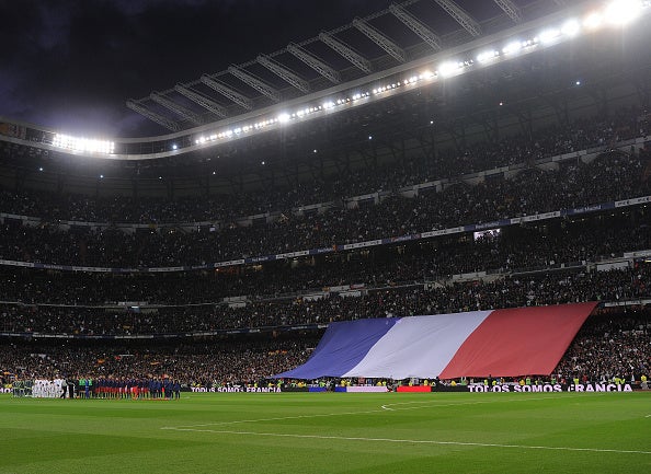 El Real Madrid y el Barcelona rinden un emotivo homenaje a las víctimas de París El Real Madrid y el Barcelona rinden un emotivo homenaje a las víctimas de París