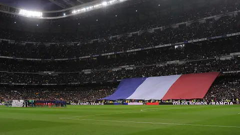 Homenaje a las víctimas de París en el Bernabéu Homenaje a las víctimas de París en el Bernabéu