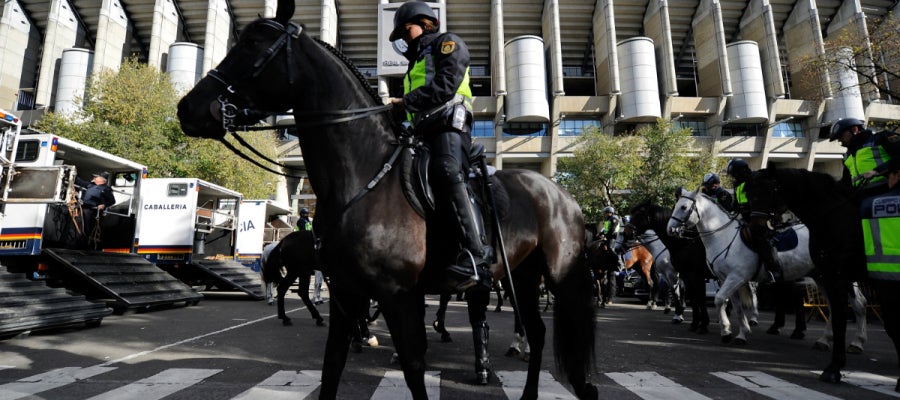 La Policía, en los alrededores del Santiago Bernabéu La Policía, en los alrededores del Santiago Bernabéu
