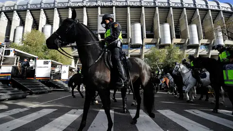 La Policía, en los alrededores del Santiago Bernabéu La Policía, en los alrededores del Santiago Bernabéu