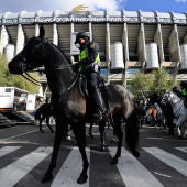 La Policía, en los alrededores del Santiago Bernabéu