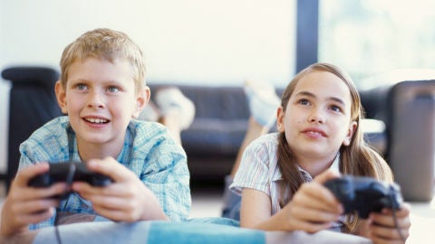 Ni&ntilde;os jugando a videojuegos