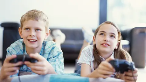 Niños jugando a videojuegos Niños jugando a videojuegos