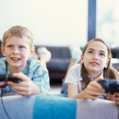 Niños jugando a videojuegos