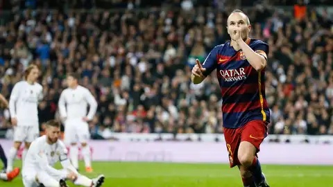 Andrés Iniesta celebra su gol frente al Real Madrid, con los madridistas abatidos Andrés Iniesta celebra su gol frente al Real Madrid, con los madridistas abatidos