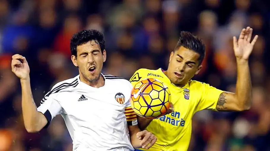 El centrocampista del Valencia Daniel Parejo lucha el balón con David Simón, de la UD Las Palmas El centrocampista del Valencia Daniel Parejo lucha el balón con David Simón, de la UD Las Palmas