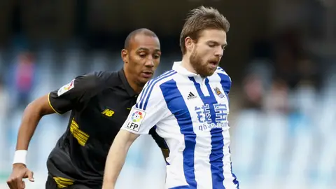 Asier Illarramendi pasa el balón ante la defensa rival Asier Illarramendi pasa el balón ante la defensa rival