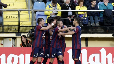 Los jugadores del Eibar celebran el gol de Enrich contra el Villarreal