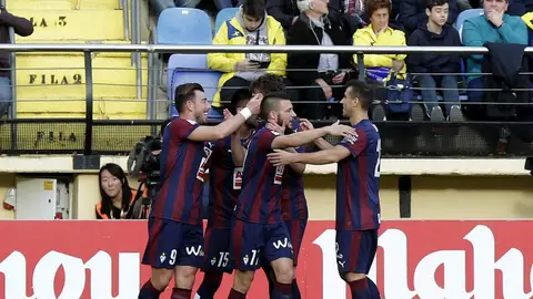 Los jugadores del Eibar celebran el gol de Enrich contra el Villarreal Los jugadores del Eibar celebran el gol de Enrich contra el Villarreal