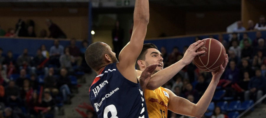 Tomas Satoransky entra a canasta ante la defensa de Adam Hanga Tomas Satoransky entra a canasta ante la defensa de Adam Hanga