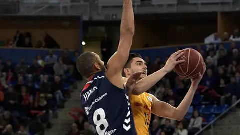 Tomas Satoransky entra a canasta ante la defensa de Adam Hanga Tomas Satoransky entra a canasta ante la defensa de Adam Hanga