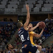 Tomas Satoransky entra a canasta ante la defensa de Adam Hanga Tomas Satoransky entra a canasta ante la defensa de Adam Hanga