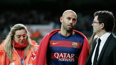 Javier Mascherano se retira lesionado del Santiago Bernabéu Javier Mascherano se retira lesionado del Santiago Bernabéu