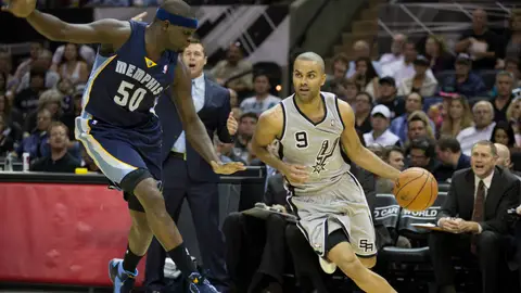 Tony Parker entra a canasta ante la defensa de Zach Randolph Tony Parker entra a canasta ante la defensa de Zach Randolph