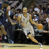 Tony Parker entra a canasta ante la defensa de Zach Randolph Tony Parker entra a canasta ante la defensa de Zach Randolph