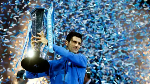 Novak Djokovic, con el trofeo del Masters de Londres Novak Djokovic, con el trofeo del Masters de Londres