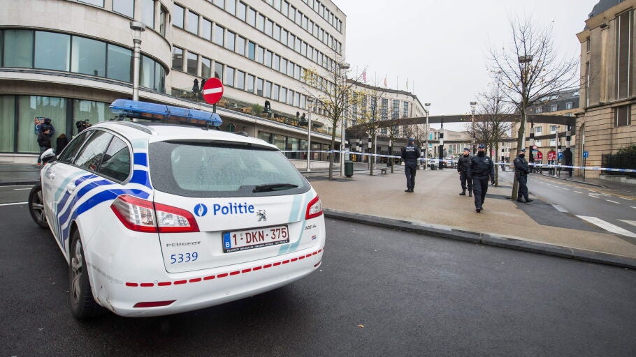 Agentes de polic&iacute;a patrullan las calles de B&eacute;lgica.