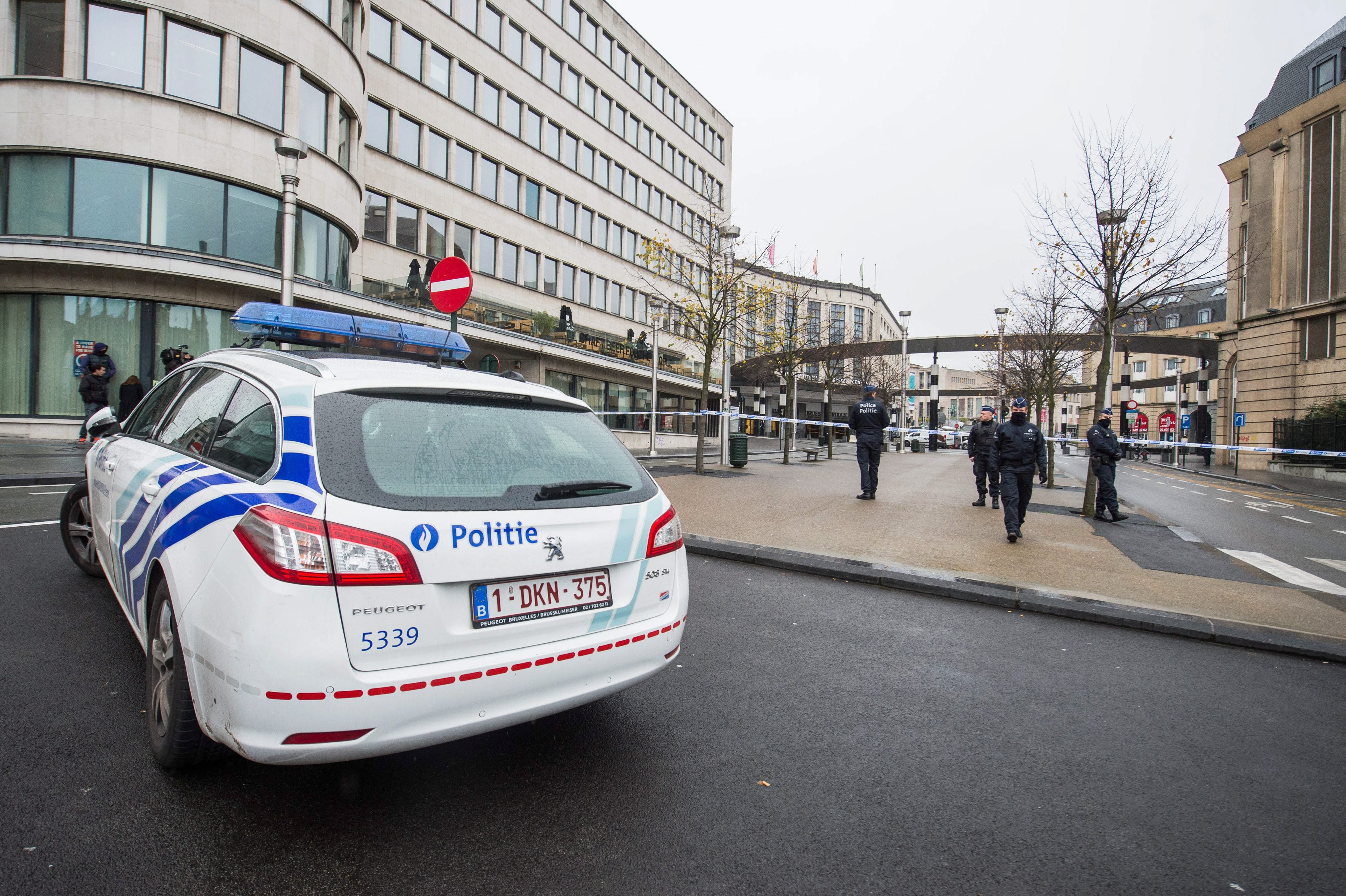 Tres detenidos en Bruselas vinculados con la operación de ayer en Francia Tres detenidos en Bruselas vinculados con la operación de ayer en Francia