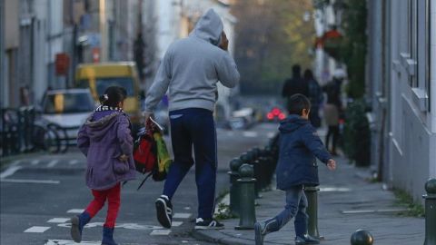 Un padre regresa a casa con sus hijos en Bruselas