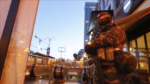 Polic&iacute;as y soldados vigilan junto al acceso de la estaci&oacute;n de metro Porte de Namur en Bruselas