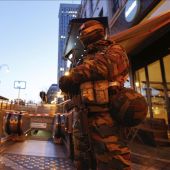 Policías y soldados vigilan junto al acceso de la estación de metro Porte de Namur en Bruselas