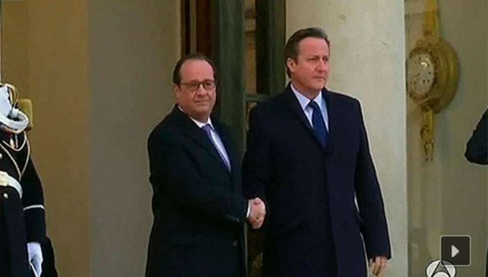 Hollande y Cameron se saludan el Elíseo.
