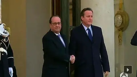Hollande y Cameron se saludan el Elíseo. Hollande y Cameron se saludan el Elíseo.