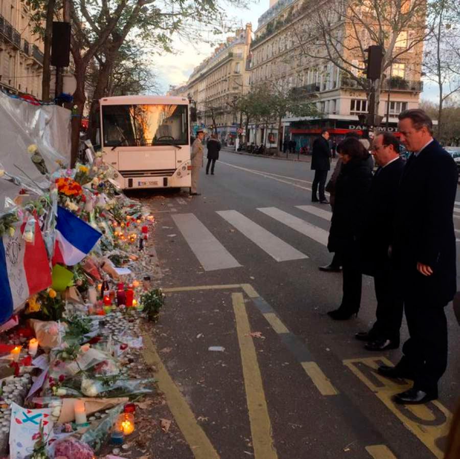Cameron rinde homenaje a las víctimas de los atentados de París junto a Hollande Cameron rinde homenaje a las víctimas de los atentados de París junto a Hollande