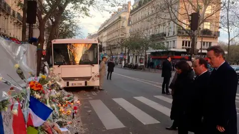 Cameron homenajea a las víctimas del 13-N junto a Hollande antes de la reunión en el Elíseo Cameron homenajea a las víctimas del 13-N junto a Hollande antes de la reunión en el Elíseo