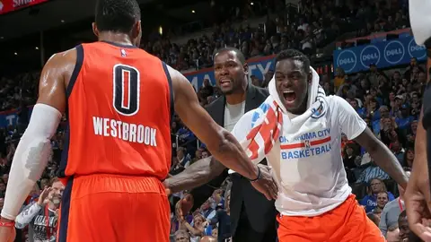Westbrook celebra la victoria ante Dallas Westbrook celebra la victoria ante Dallas