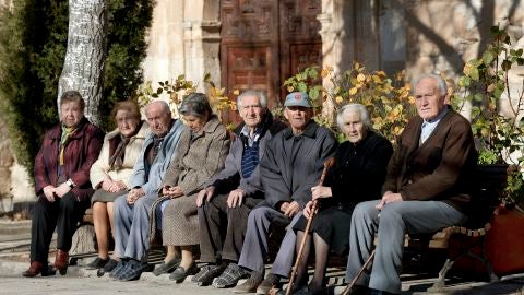 Ancianos sentados en un banco