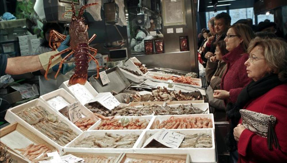Aspecto de una pescadería en el mercado de abastos de Bilbao