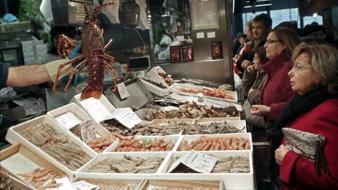 Aspecto de una pescader&iacute;a en el mercado de abastos de Bilbao