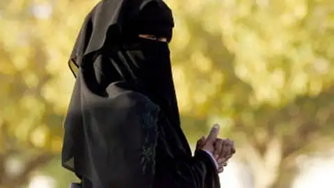 Una mujer musulmana vista un velo o niqab Una mujer musulmana vista un velo o niqab