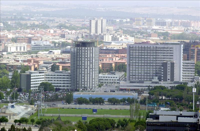 Mueren un hombre y su hija al arrojarse por una ventana del hospital La Paz de Madrid Mueren un hombre y su hija al arrojarse por una ventana del hospital La Paz de Madrid