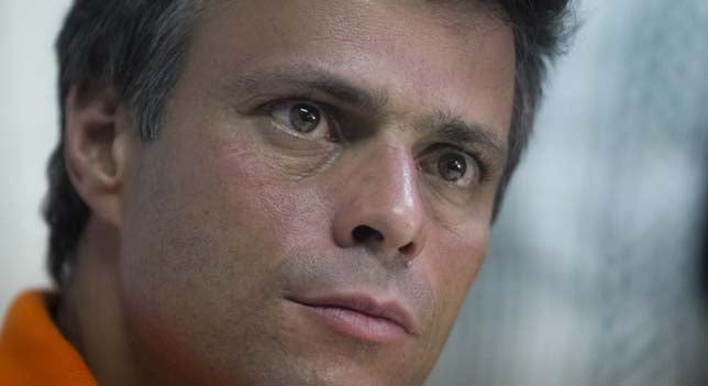 Leopoldo López, desde la cárcel militar de Ramo Verde: "Me están torturando, denuncien" Leopoldo López, desde la cárcel militar de Ramo Verde: "Me están torturando, denuncien"