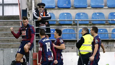 Enrich celebra su gol contra el Valencia con sus compañeros Enrich celebra su gol con sus compañeros