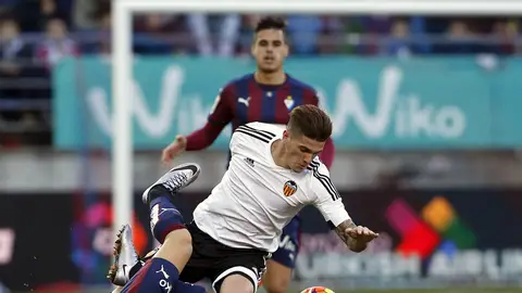 De Paul y Juncá pelean por el balón De Paul y Juncá pelean por el balón