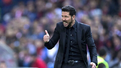 Simeone gesticula en la banda