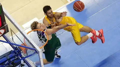 Jugadores del F.C Barcelona Lassa y Unicaja Málaga, disputan el balón Jugadores del F.C Barcelona Lassa y Unicaja Málaga, disputan el balón