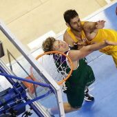 Jugadores del F.C Barcelona Lassa y Unicaja Málaga, disputan el balón