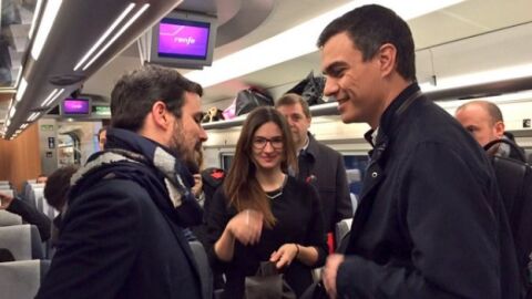 Imagen de archivo - Pedro S&aacute;nchez y Alberto Garz&oacute;n se encuentran en el AVE