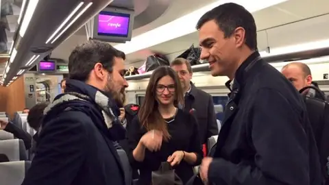Imagen de archivo - Pedro Sánchez y Alberto Garzón se encuentran en el AVE Imagen de archivo - Pedro Sánchez y Alberto Garzón se encuentran en el AVE