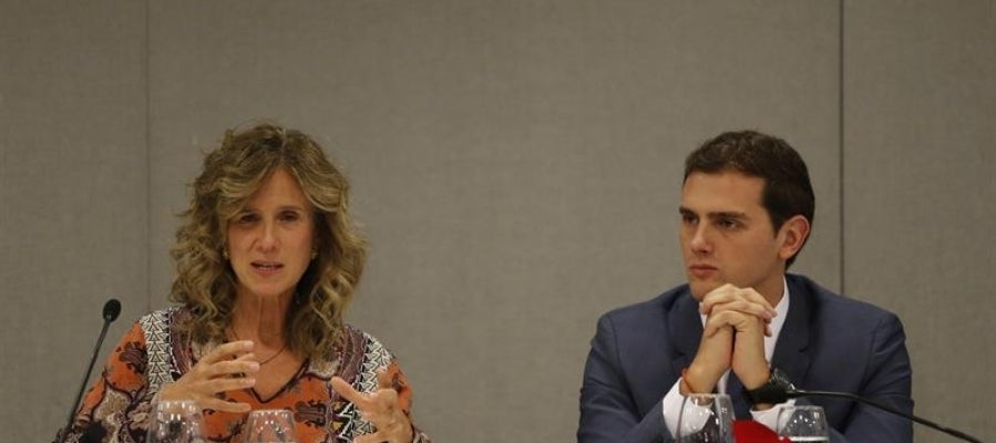 El presidente de Ciudadanos, Albert Rivera, junto a la empresaria y exministra socialista Cristina Garmendia El presidente de Ciudadanos, Albert Rivera, junto a la empresaria y exministra socialista Cristina Garmendia