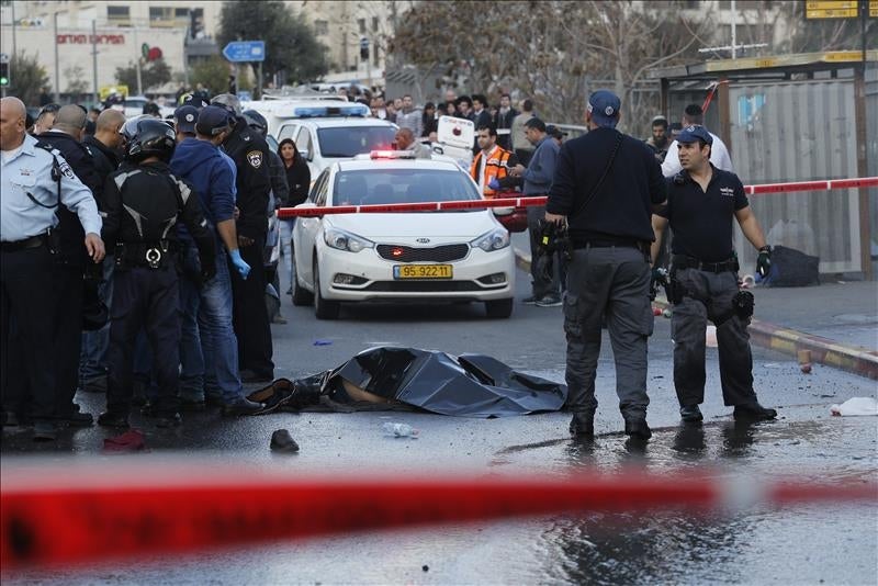 Abatido un palestino tras atropellar a ocho personas en la entrada a Jerusalén Abatido un palestino tras atropellar a ocho personas en la entrada a Jerusalén