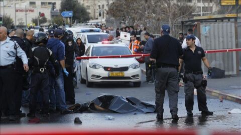 La polic&iacute;a israel&iacute; permanece junto al cuerpo del palestino que fue abatido por la polic&iacute;a